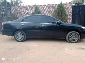 A picture of 2004 Toyota Camry LE 4dr saloon