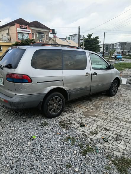 A picture of Toyota sienna 2001 3 5m week end promo