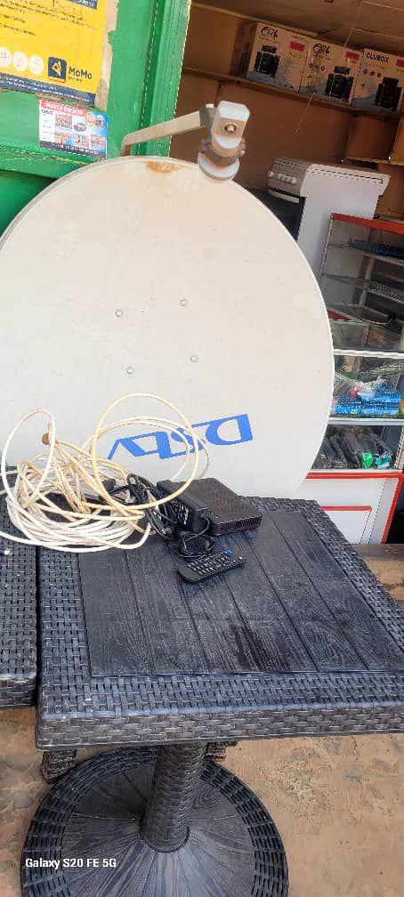 A picture of Dstv dish en decoder for sale