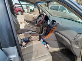 A picture of Nigerian used first body Rx300 2002 model