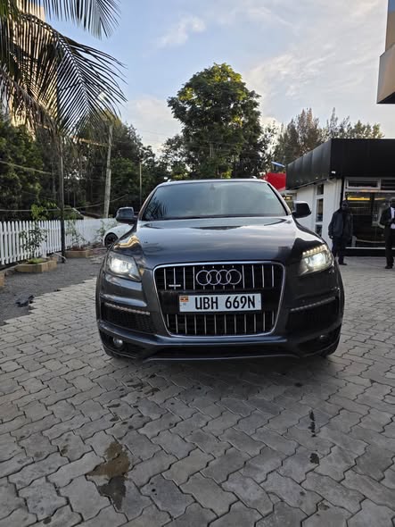 A picture of 2013 Audi q7