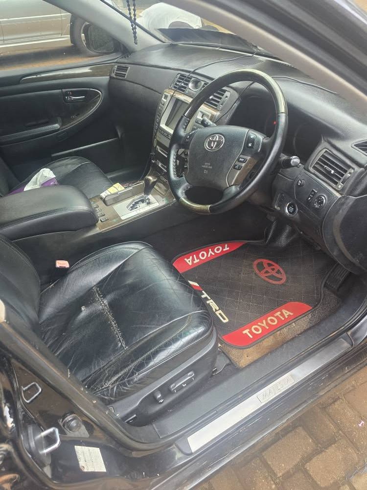 A picture of Toyota Crown Majesta 4.3 RWD 2008 Black Ush 15 000