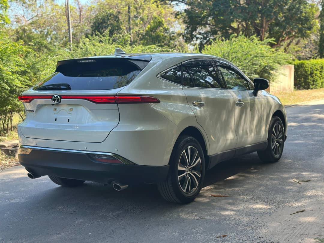 A picture of Toyota Harrier 2022 price 100M