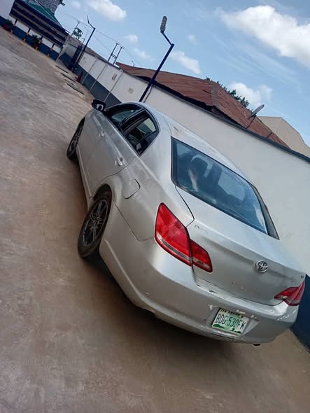 A picture of Toyota Avalon 2006 XLE leather seat engine and gear untouched
