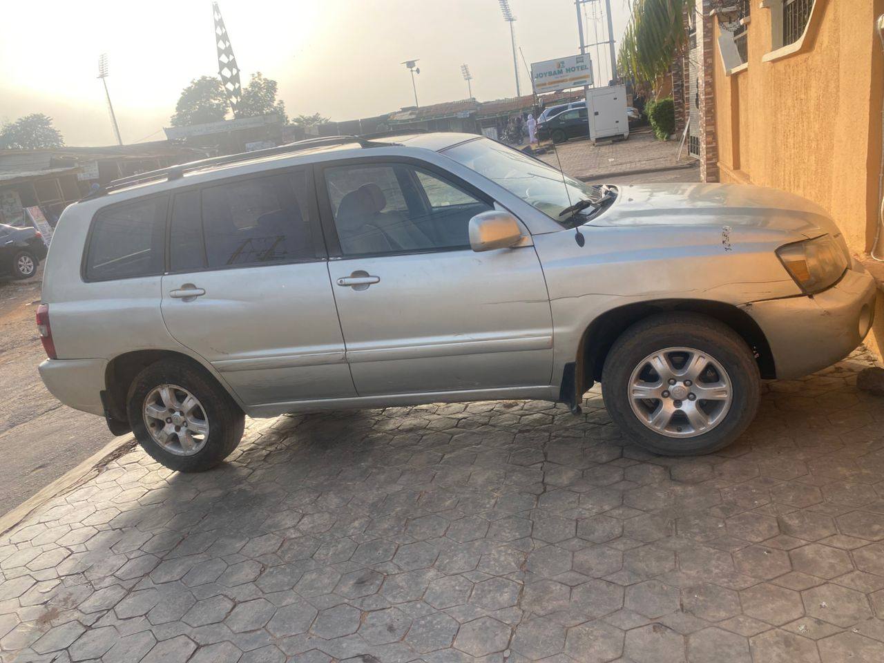 A picture of Toyota Highlander 3row good engine and gear selling for 2