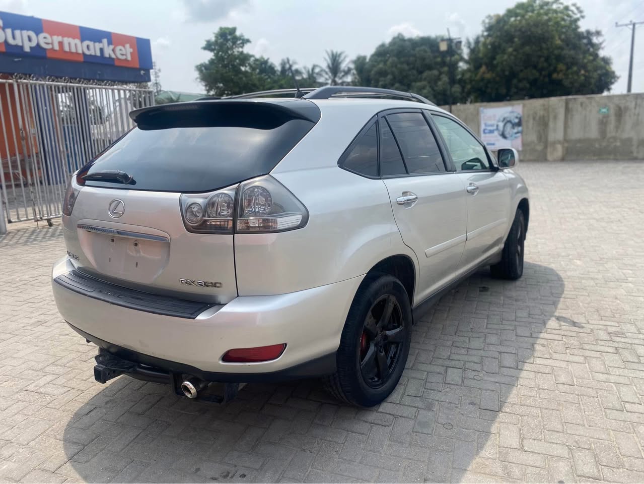 A picture of NEATLY USED 2005 RX330 IN PERFECT WORKING CONDITION 08063490227