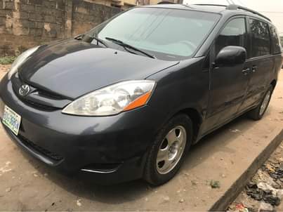 A picture of Toyota Sienna 07 08077814086