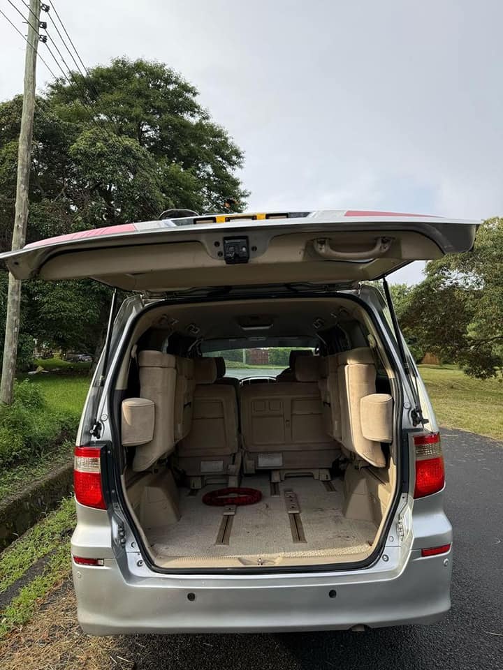 A picture of Alphard inatupwa kwa bei chee call me 0767909579