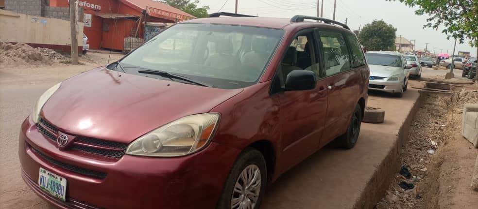 A picture of Toyota Sienna 2005
