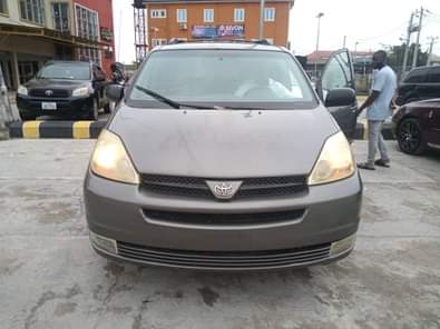 A picture of Takas Motors 07060931241 Pure first body Sienna 2006 model Belgium