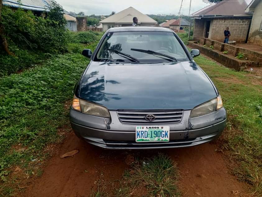 A picture of Toyota Camry pencil 2002 model