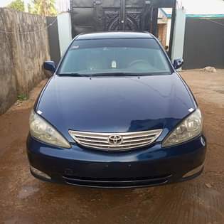 A picture of Toyota Camry 2005. Some part flash on first body. Engine