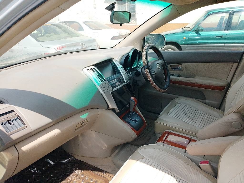 A picture of Toyota harrier 35 millions negotiable CALL 0786 92 82 59