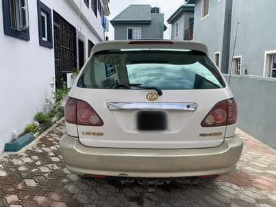 A picture of 2002 rx300 first body
