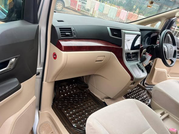 A picture of Toyota alphard velfire 2012 35m money needed