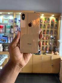 A picture of I phone xs max 64g