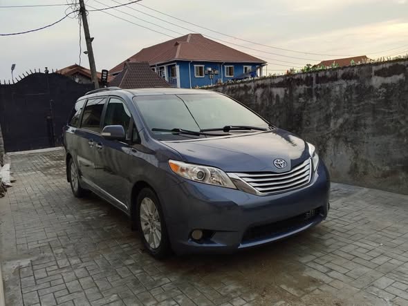 A picture of Toyota Sienna Limited 2013 Tokunbo