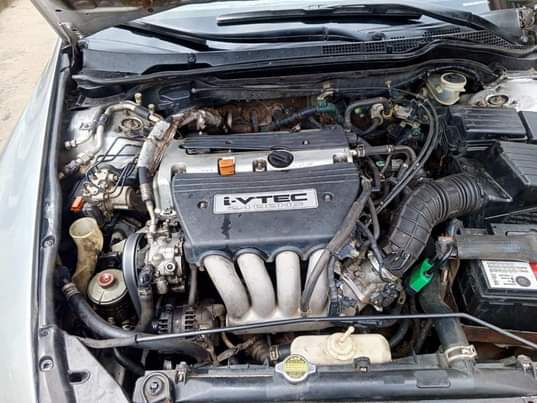 A picture of 2005 Honda Accord engine gear and AC come with a