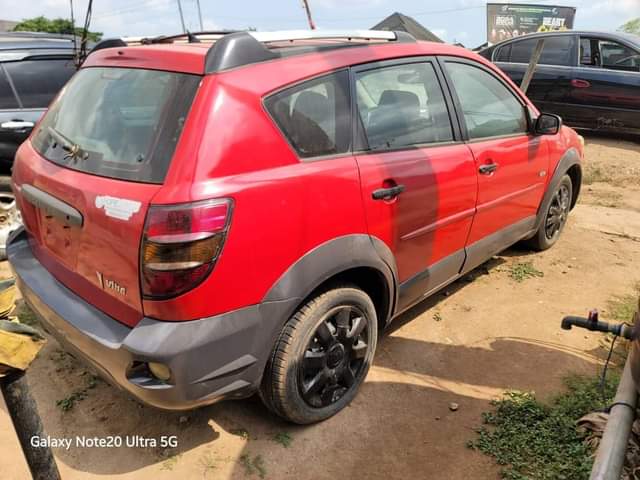A picture of 2004 pontiac vibe