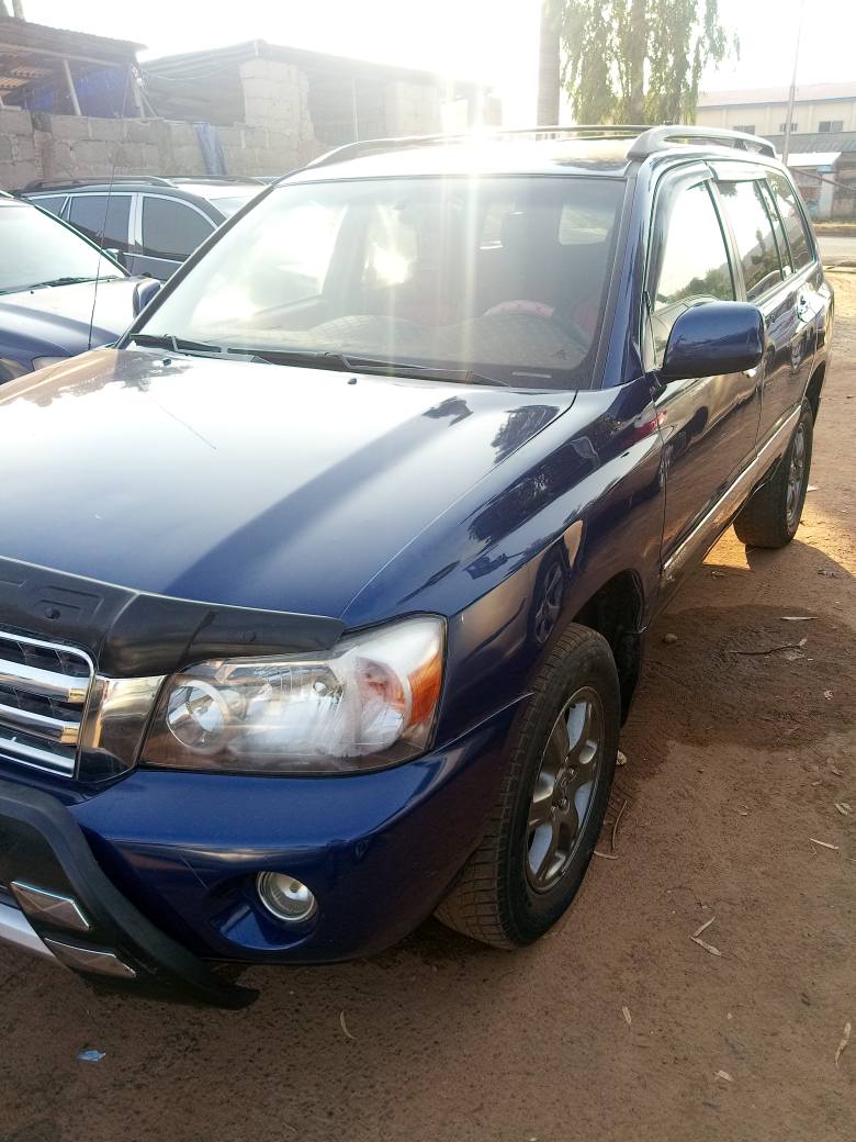 A picture of 2004 TOYOTA HIGHLANDER
