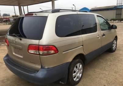 A picture of DANNY YUNG Smarts Autos First Body Toyota Sienna 02 Very