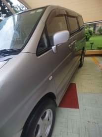 A picture of Nissan Serena safi sana