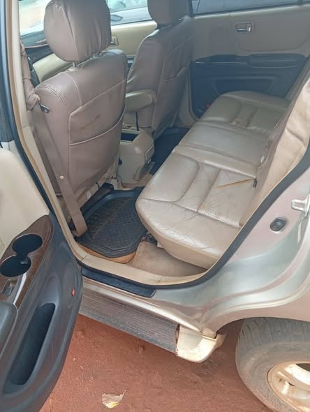 A picture of First Body 2004 TOYOTA HIGHLANDER
