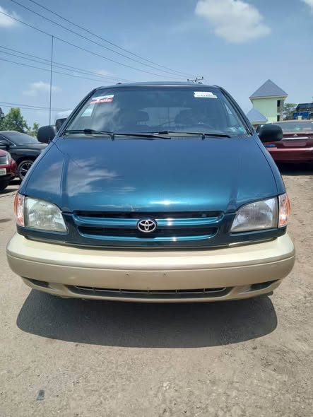 A picture of Toyota Sienna 1991 model for sell