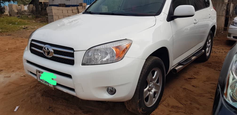 A picture of Toyota RAV4. 08. 8.1m slightly