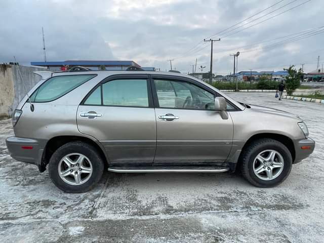 A picture of Few months registered 2003 Rx300 pure first body Tokunbo standard
