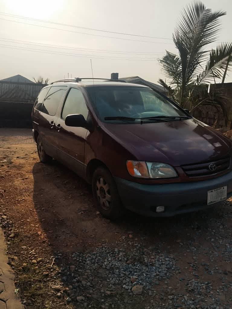 A picture of Toyota sienna 2002