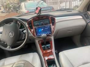 A picture of 2005 Toyota Highlander First body Leather interior Android entertainment 3