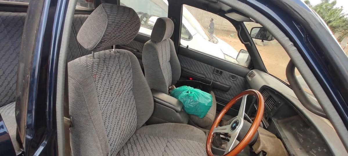 A picture of 1995 Toyota double cabin 107