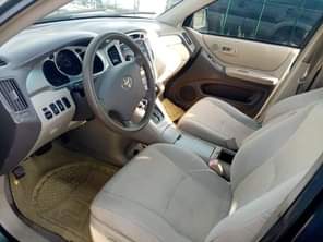 A picture of Few month used 3 seater Toyota highlander Firstbody pan 2005