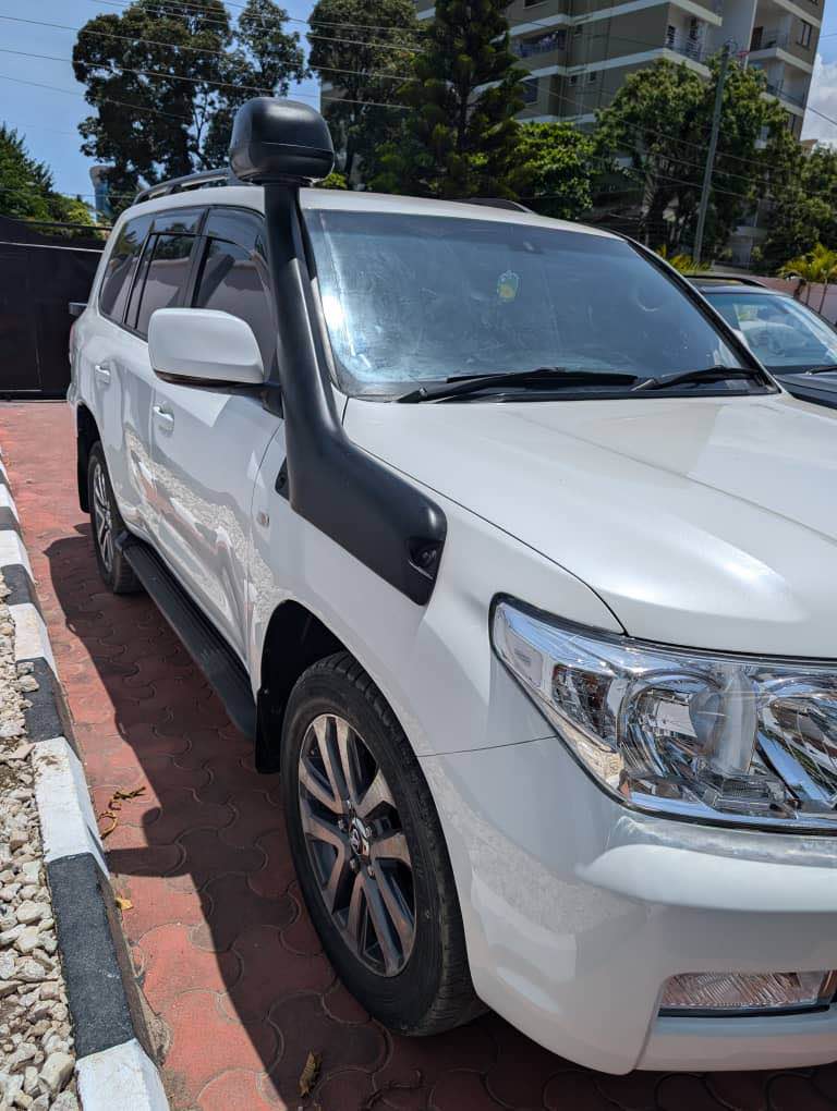 A picture of Toyota landcruizer .year 2011 Manuer transmistion Bei 110milion Call 0759181814