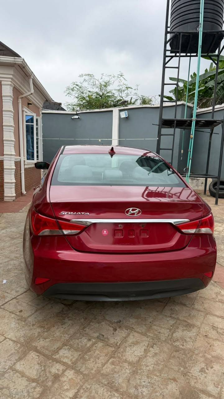 A picture of Hyundai Sonata 2013