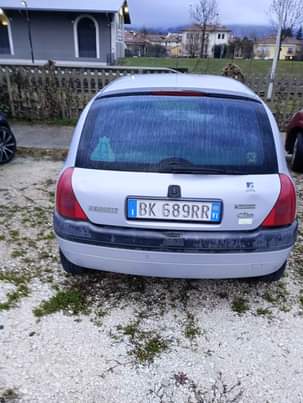 A picture of 2000 2000 Clio