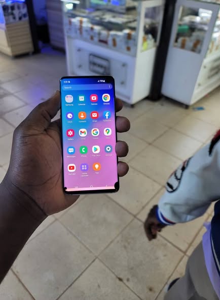 A picture of Samsung galaxy s10 128gb 8gbram clear cameras onscreen fingerprint at