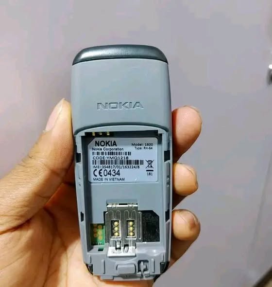 A picture of NOKIA 1600 GLASS BUTTON PHONE WITH AN ORIGINAL NOKIA HANDSHAKE