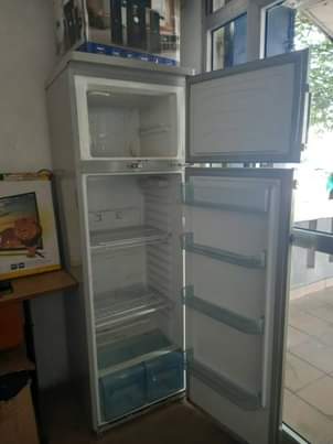 A picture of FRIJI YA BOSS BEI 270K KIPENGELE LABA YA MLANGO HAUFUNGI