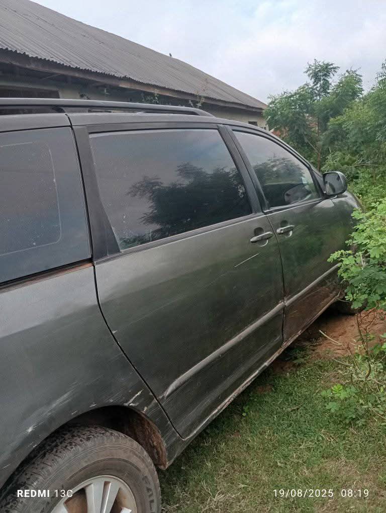 A picture of Toyota senia 05