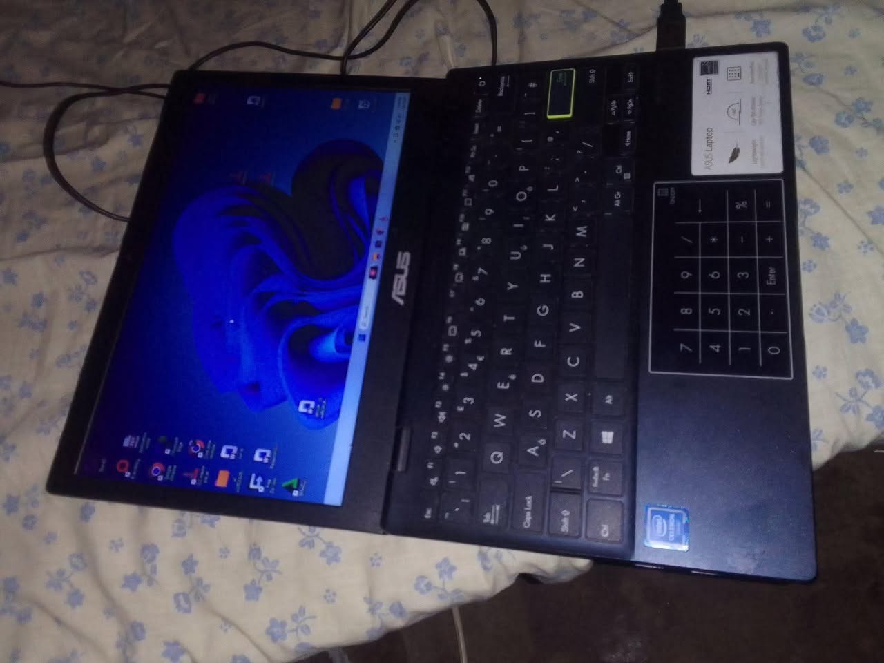 A picture of Asus E210W 350k quicksell