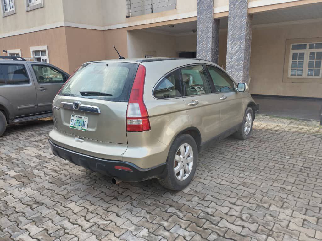 A picture of 2010 Honda CR V with untempered engine and gear AC