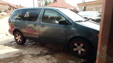 A picture of 2000 model toyota siena