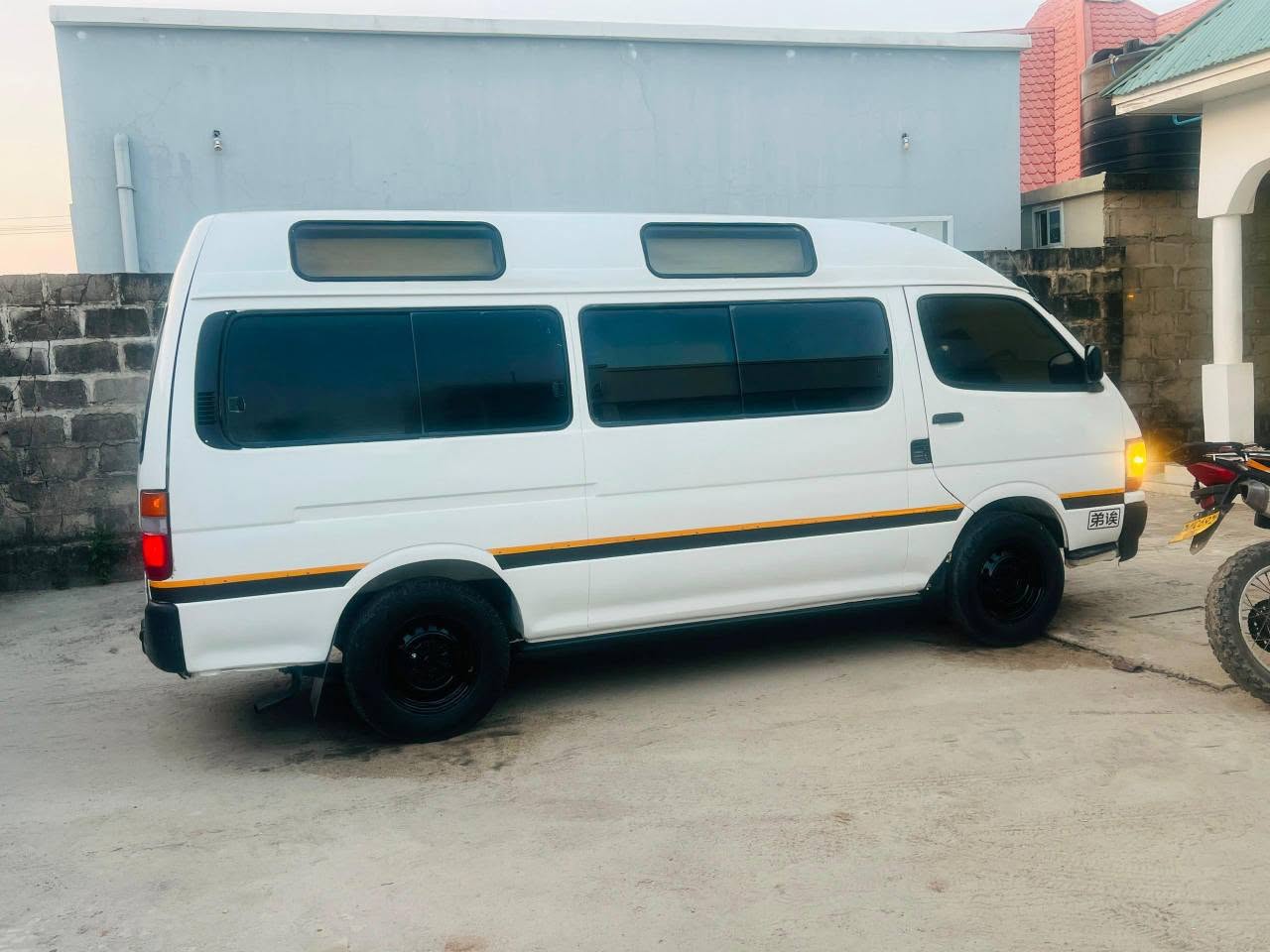 A picture of TOYOTA HIACE0767058883