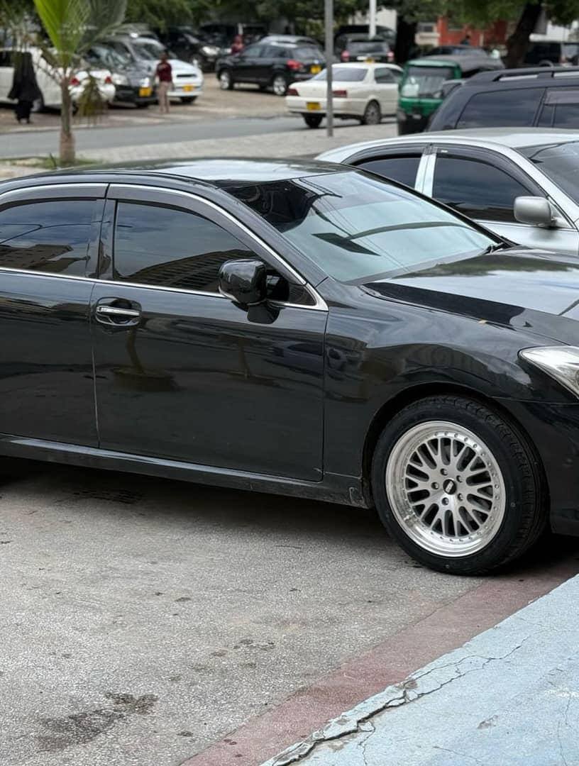 A picture of TOYOTA CROWN ROYALSALOON