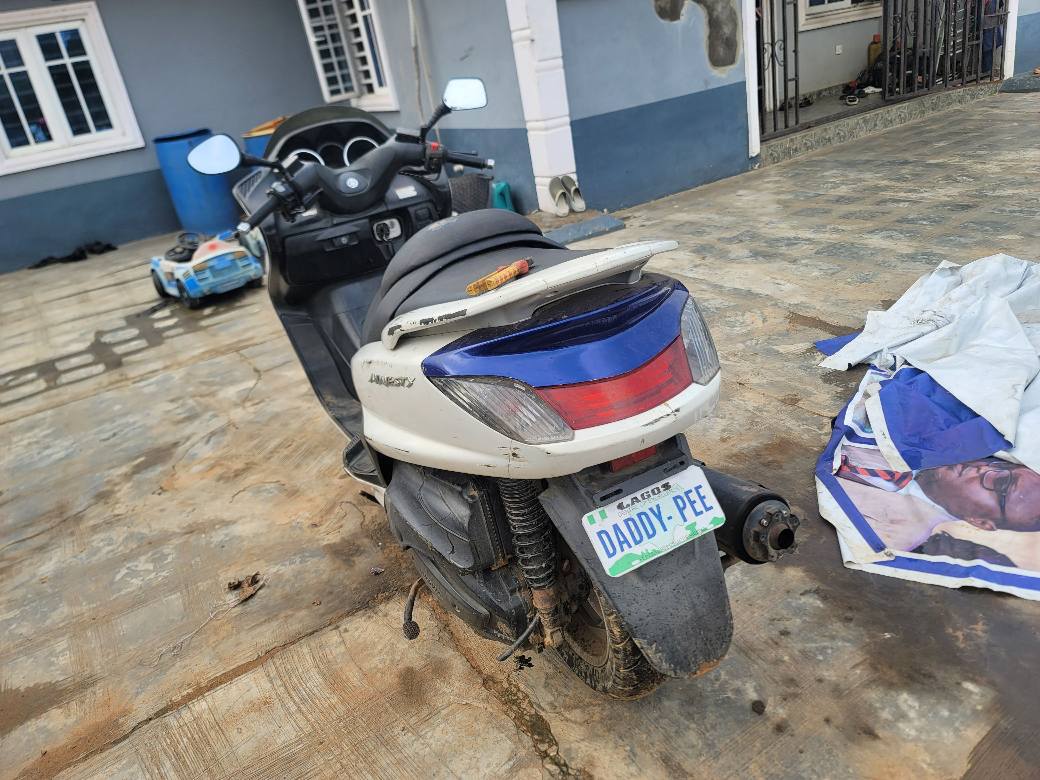 A picture of Yamaha 400cc scooter bike 07039015650