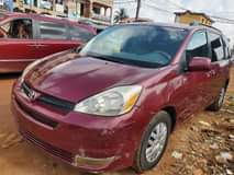 A picture of 2005 TOYOTA SIENNA XLE