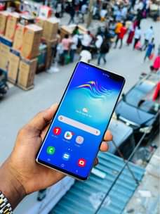 A picture of Samsung S10 5G 256GB Tsh 450 000 Tupigie 0683678977