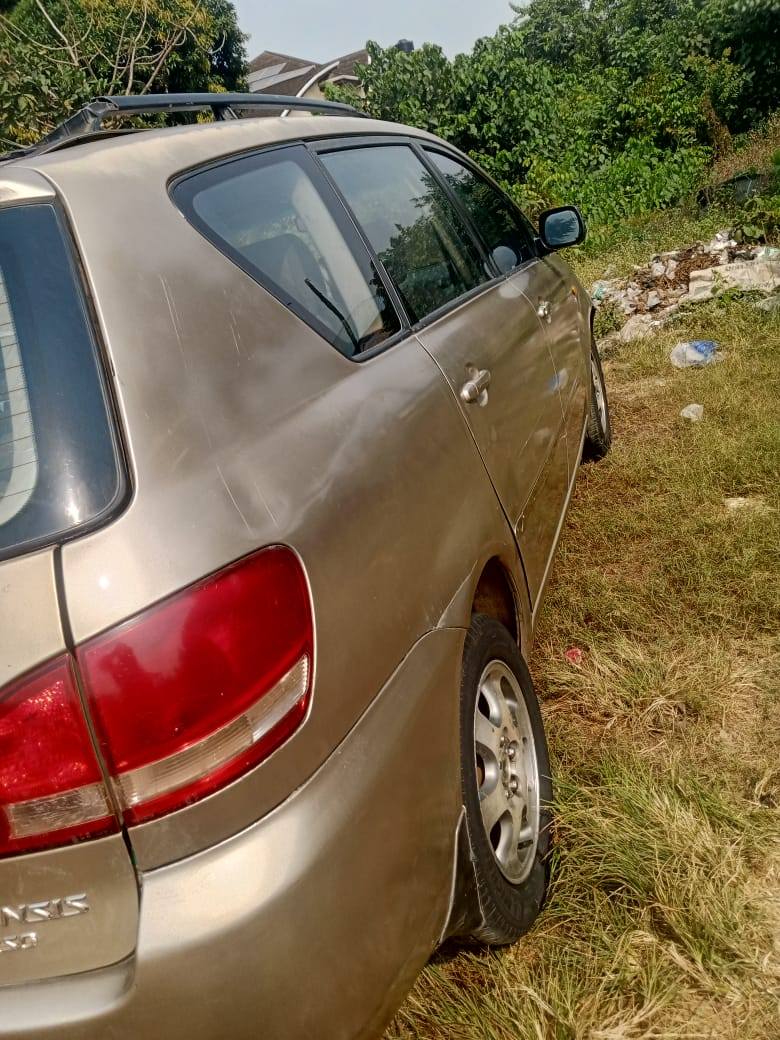 A picture of Toyota Avensis manual